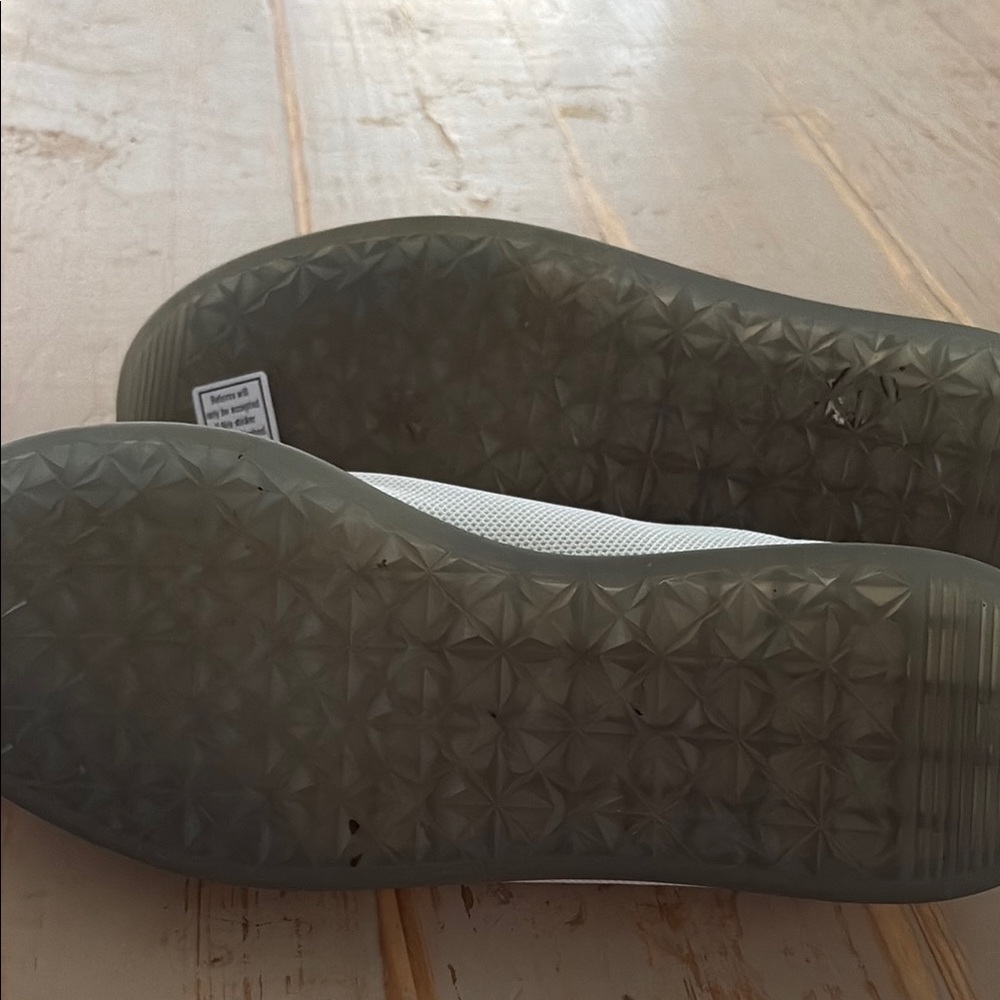 Black and White Canvas Sneakers with Low-Top Design - Picture 5 of 6